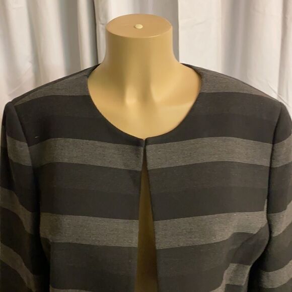 Tahari Arthur S. Levine Plus Striped Blazer D29 - Picture 4 of 8